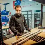 Technicien Be Energy mesurant les tensions des cellules NiMH extraites d'une batterie de mobilier urbain