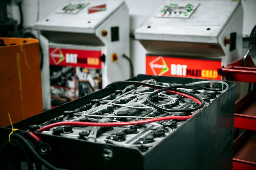 Machine de régénération Be Energy, reconnue comme la plus puissante du marché, en cours de traitement d'une batterie de traction industrielle.