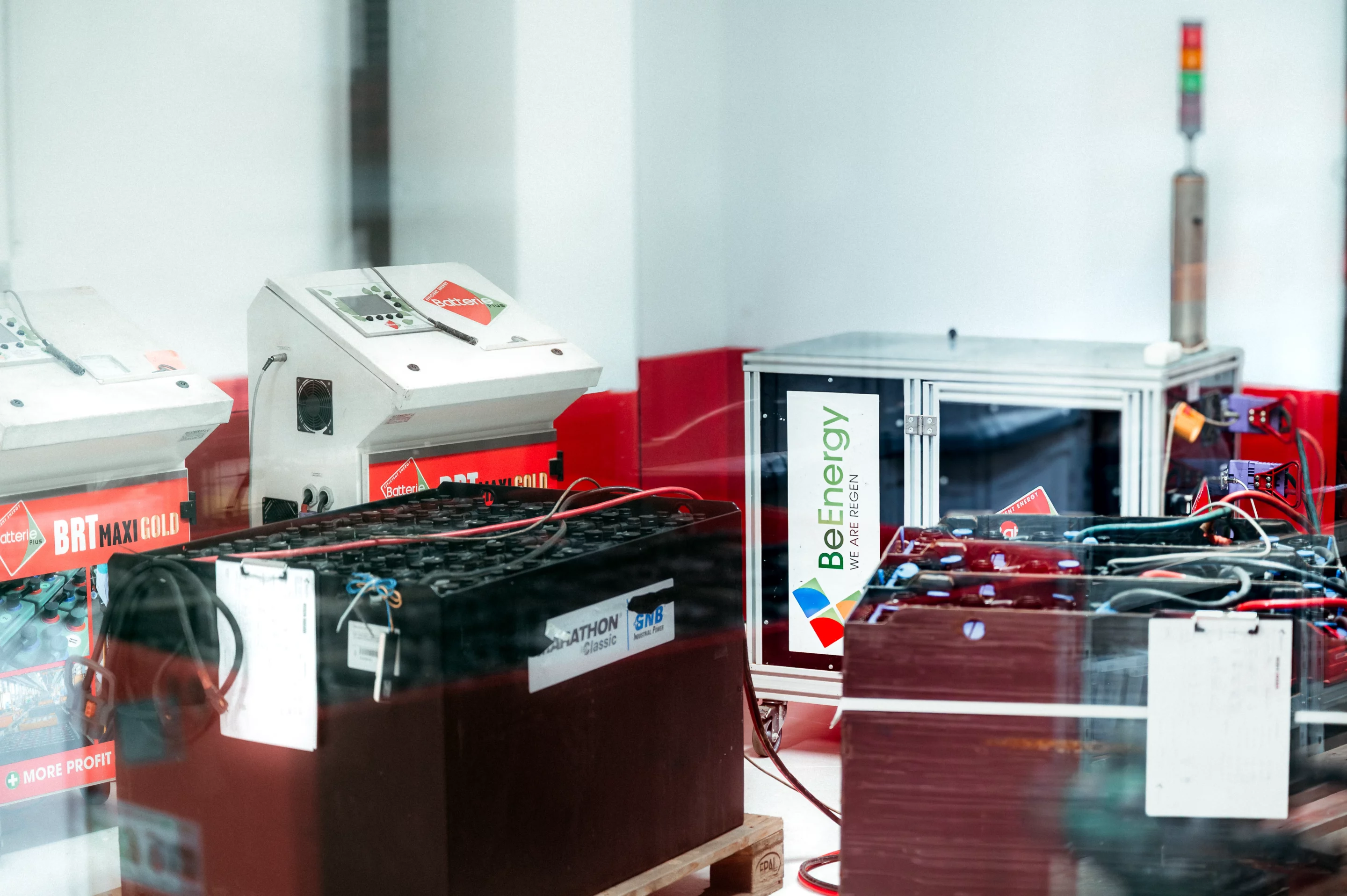 Centre de régénération de batteries industrielles avec plusieurs machines BRT dont le BRT Master Pro Duo en fonctionnement