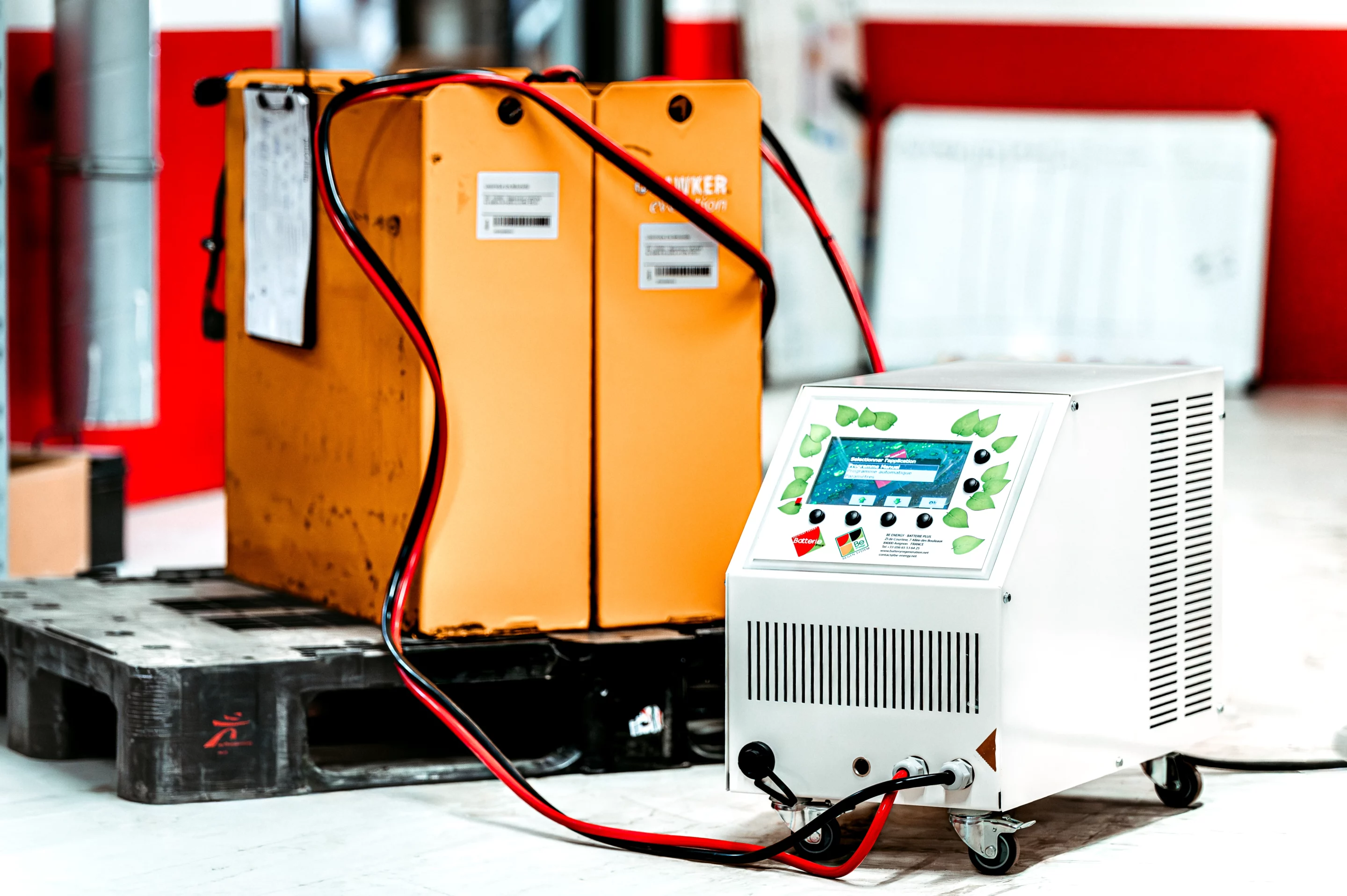 Régénérateur de batteries BRT10 en cours de traitement d'une batterie de traction 24V en atelier – appareil compact sur roulettes