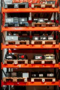 Étagère de batteries de démarrage en stock dans un entrepôt