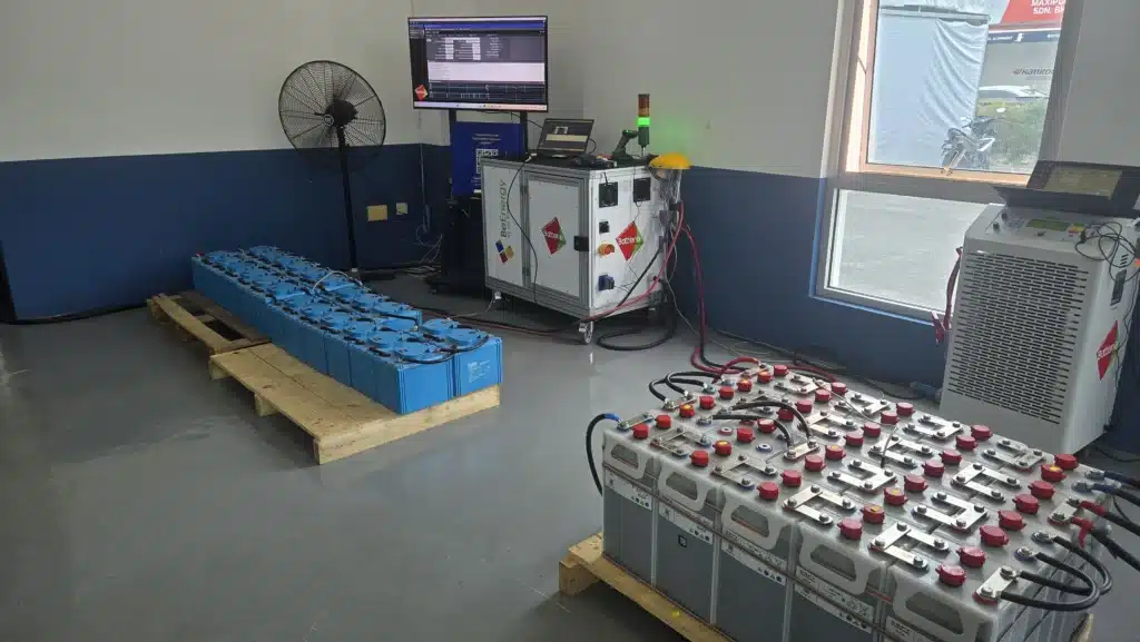 Batteries reliées aux équipements de régénération dans l’atelier du centre Be Energy en Malaisie.