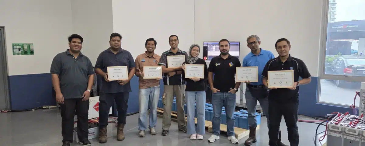 Photo de groupe avec des certificats de formation dans l’atelier du centre Be Energy en Malaisie.