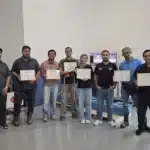 Photo de groupe avec des certificats de formation dans l’atelier du centre Be Energy en Malaisie.