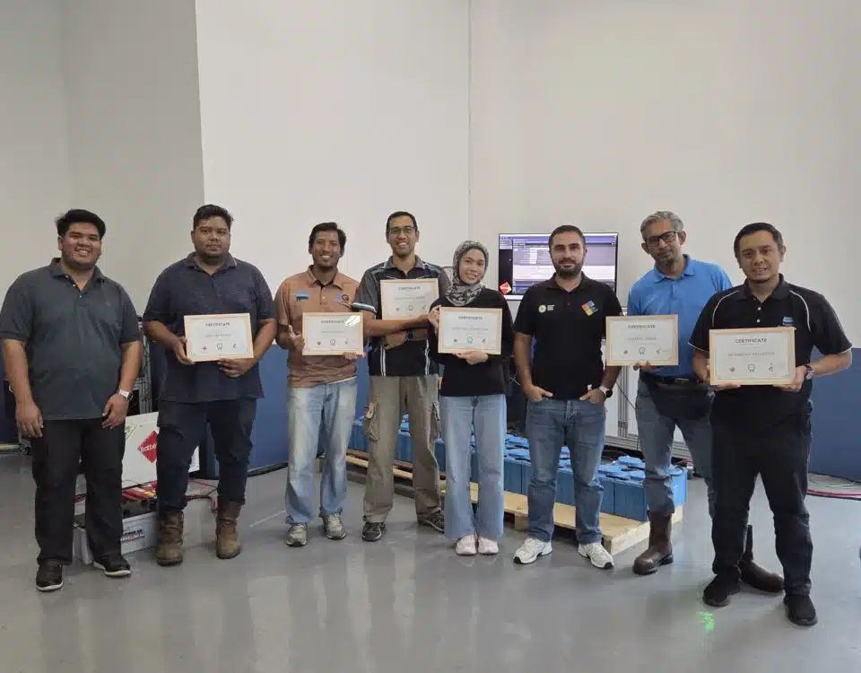 Photo de groupe avec des certificats de formation dans l’atelier du centre Be Energy en Malaisie.